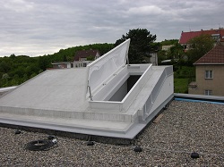 Výlez na střechu Dívčí Hrady - ramenový otevírač FTA s kluznou lištou na boku světlíku